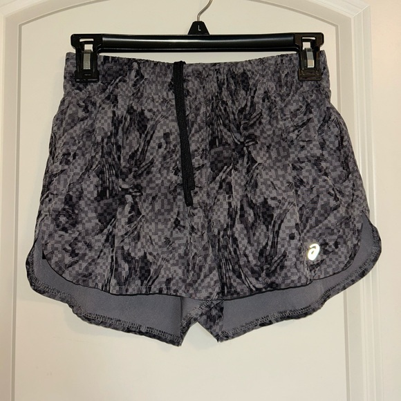 Asics Women's Gray Patterned running Shorts - Picture 1 of 4